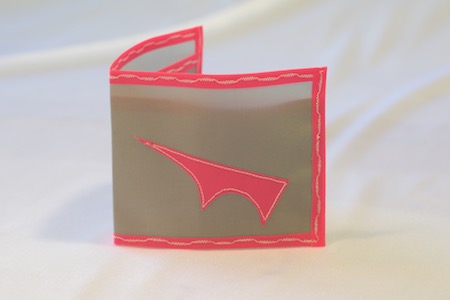 Pointy Spendy Wallet outside view light grey with pink trim